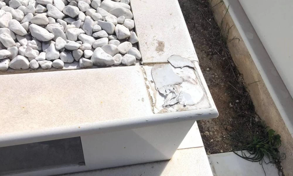 Θεσσαλονίκη: Ιερόσυλοι έκλεψαν καντήλια από τάφους και κατέστρεψαν μνήματα